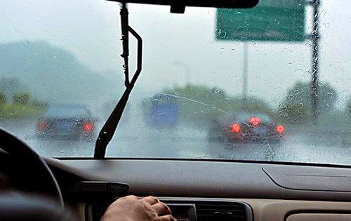 暴雨天行車注意 勻速過(guò)積水熄火勿重啟